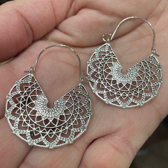 🎉HP🎉 🦋 3/$24 Silver toned detailed Southwestern style hoop earrings / NWOT - Picture 2 of 5